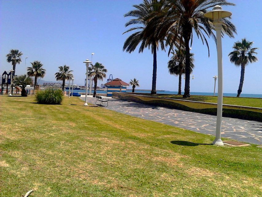 Rent a bike in Malaga - Building your own route: city center energy plus the promenade