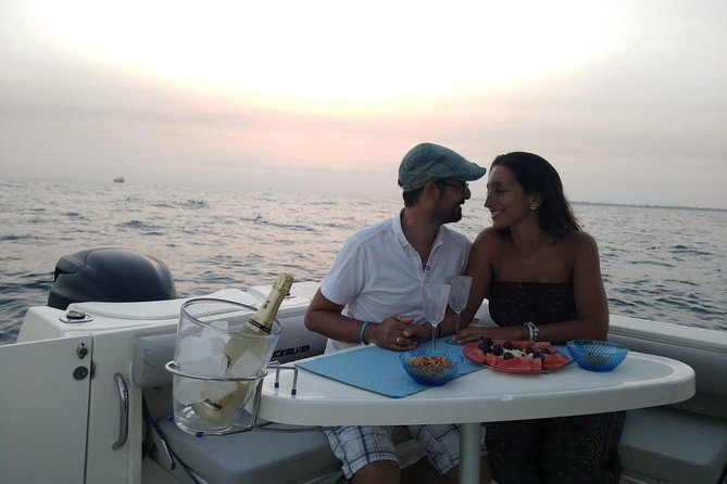 Romantic walk in the Bay of Cadiz - Cava, fruit, sushi, and music: why this matters more than it sounds