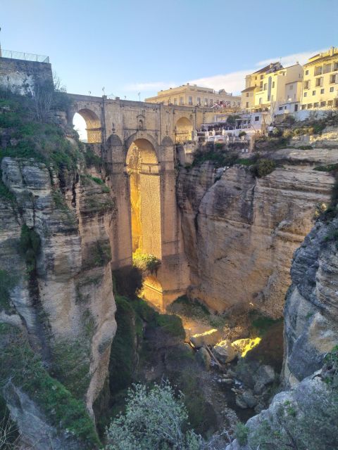 Ronda: 2-Hour Private Walking Tour - Paseo de Ernest Hemingway: why the statue is here