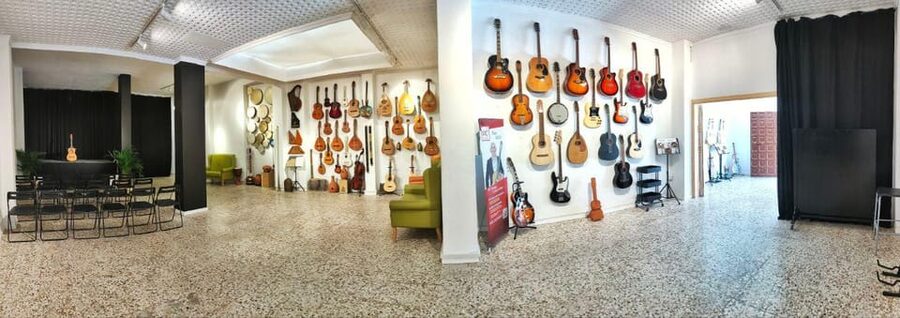 Ronda: Spanish - Classical & Flamenco - Guitar Concert - What the music experience feels like in a small venue