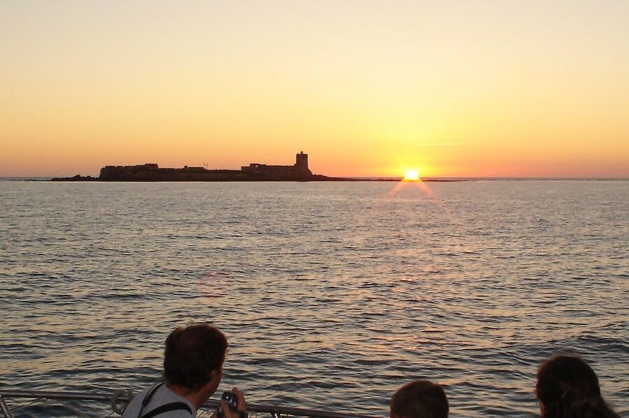 Sancti Petri: Sunset Catamaran Cruise - Drinks, Snacks, and Comfort During Golden Hour