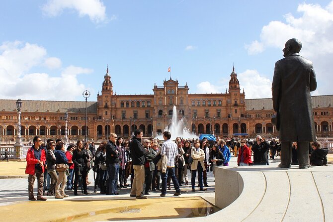 Secretos del Parque María Luisa & Plaza de España Tour en Español - Plaza de España: Start Where Seville Looks Photogenic