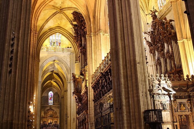 Sevilla: Guided tour to Cathedral and Giralda - Entering the Seville Cathedral: a fast route through chapels and altarpieces