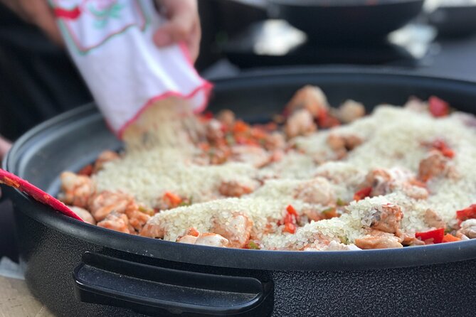 Sevilla: Rooftop Paella Cooking Class & 30-minute expert Q&A - Key things that make this rooftop paella night work