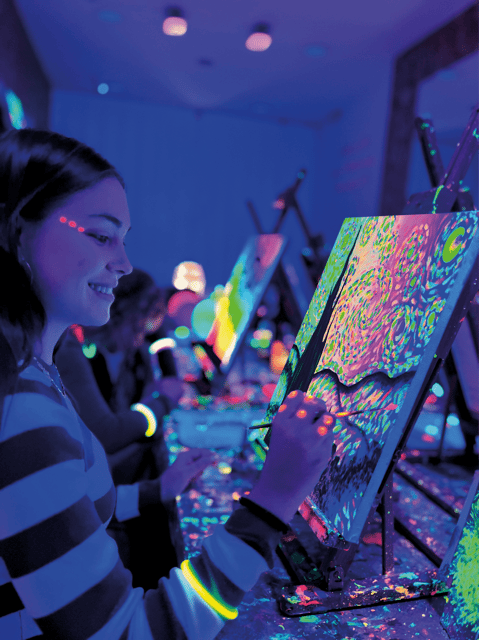 Sevilla: Wine Gogh Glow Academy Paint and Sip Classes - What you create with acrylics and a prepped canvas