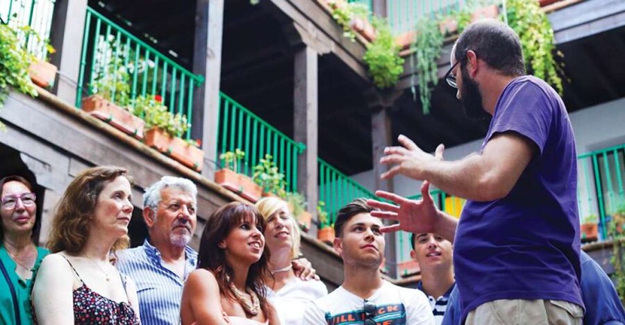 Seville: 1-Hour Walking Tour Barrio de Santa Cruz - Why Barrio de Santa Cruz feels different on foot
