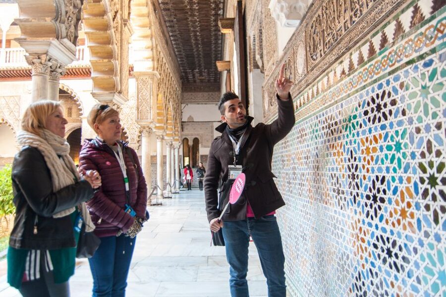 Seville: Alcázar and Cathedral Entry Ticket and Guided Tour - Meeting at Plaza del Triunfo and getting it right from minute one