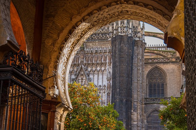 Seville Alcazar, Cathedral and Giralda Skip-The-Line Guided Tour - Stop 1: Seville Cathedral (Santa Maria de la Sede) and why scale matters
