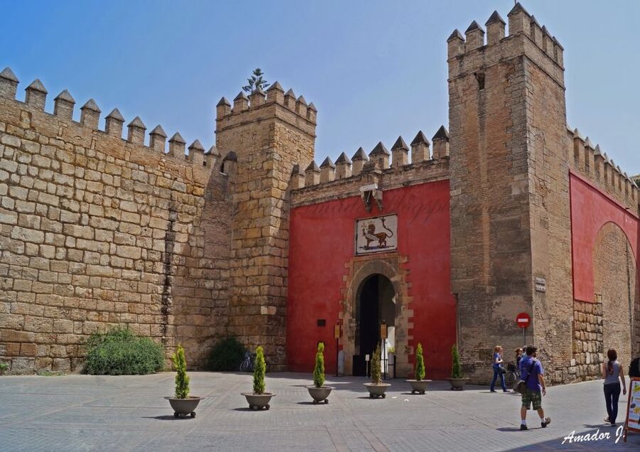 Seville: Alcazar, Cathedral, and Giralda Skip-the-Line Tour - Key things that make this tour worth it