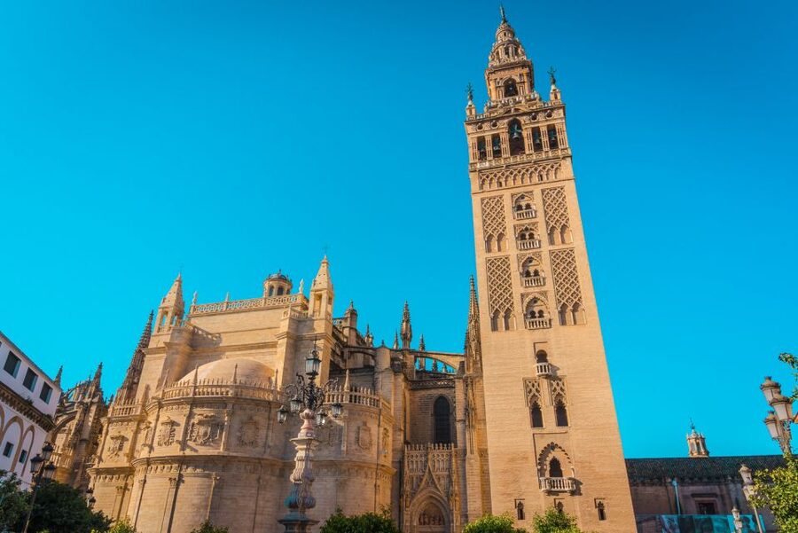 Seville: Alcázar, Cathedral & Giralda Fast Track Guided Tour - What to bring, wear, and expect in real Seville weather