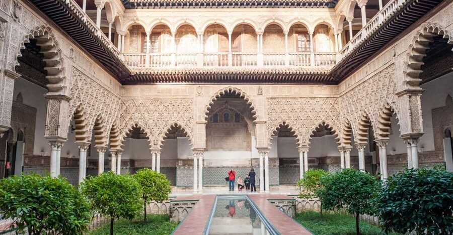 Seville: Alcázar Guided Tour - Skip the line at Puerta del León (and find your meeting point fast)