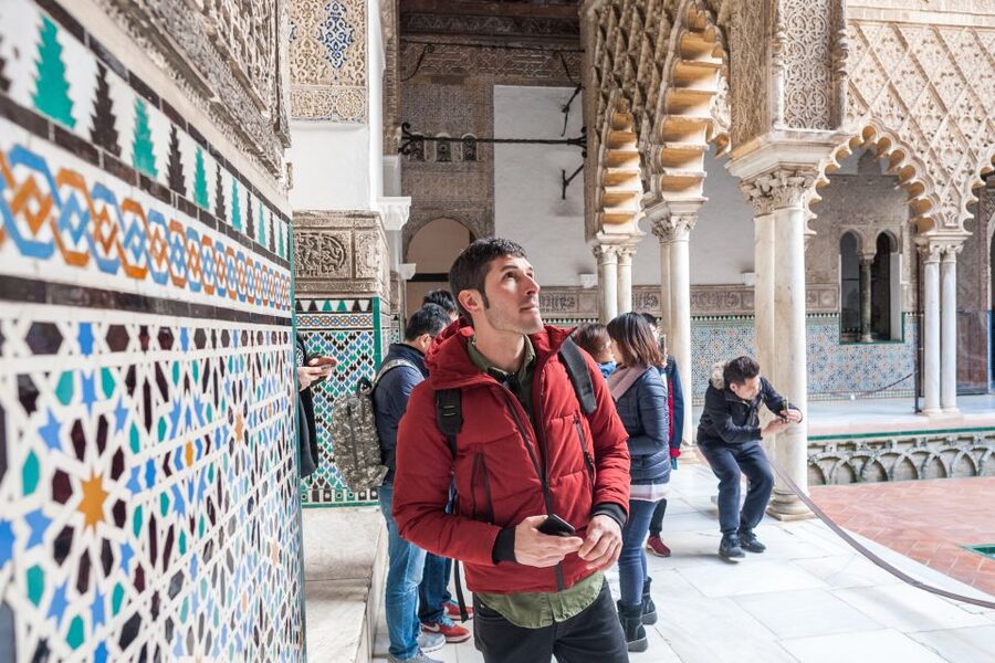 Seville: Alcázar Guided Tour - Puerta del León to the courtyards: how the route keeps you oriented