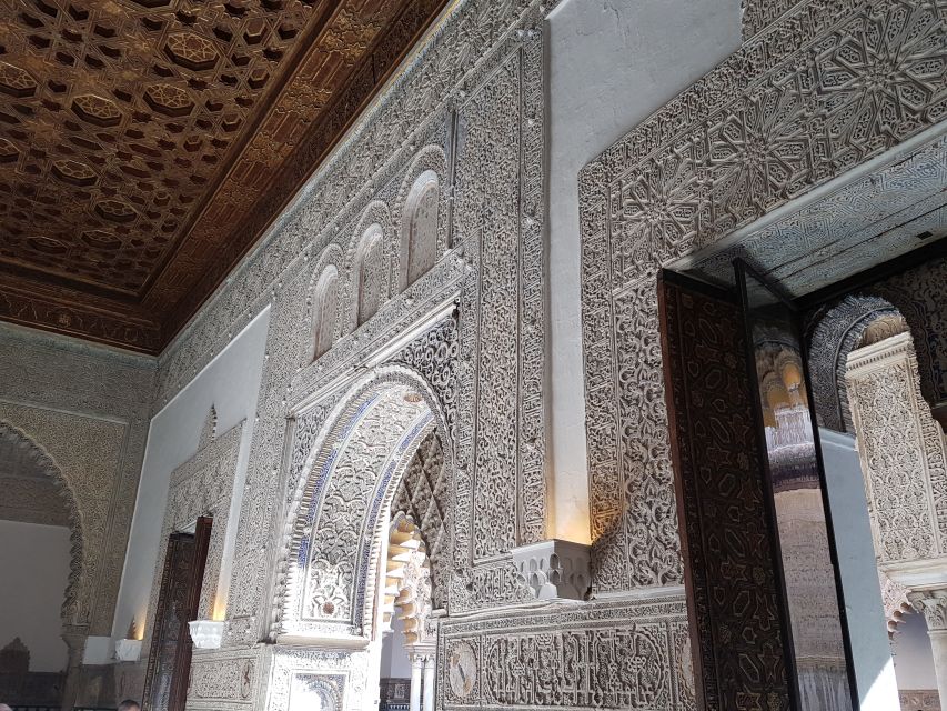 Seville: Alcázar Tour with Tickets Included - Guides you might get, and why their style affects everything