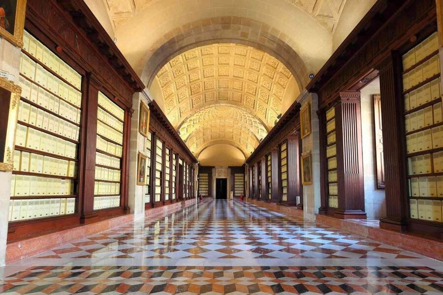 Seville: Archive of the Indies Guided Tour - UNESCO Architecture Notes: Cathedral, Alcázar, and the Outside Walk
