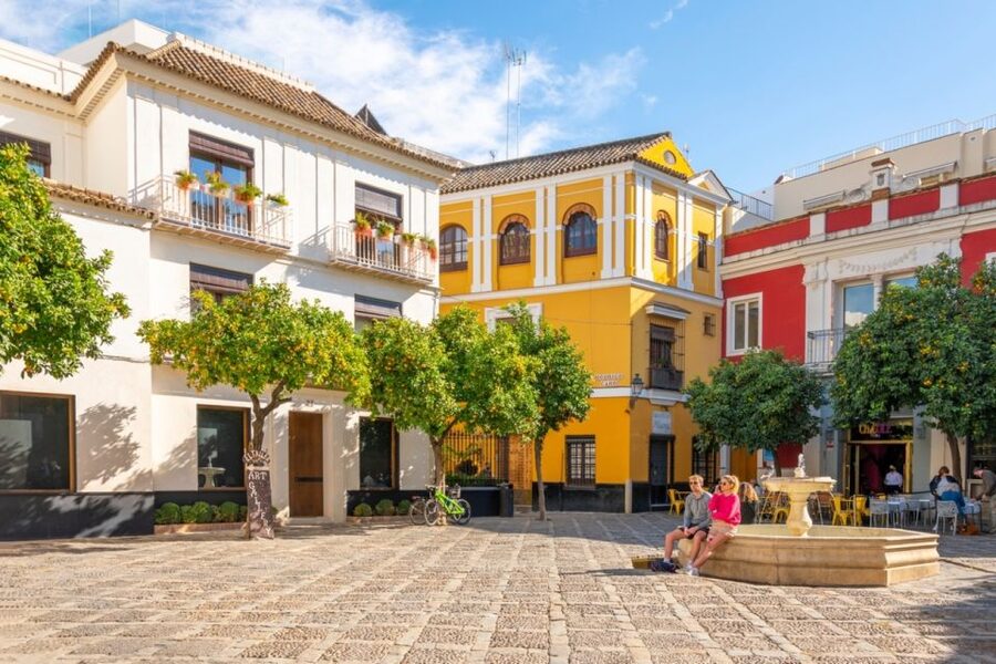 Seville: Barrio de Santa Cruz Small Group Walking Tour - Entering Barrio de Santa Cruz: the streets do the storytelling
