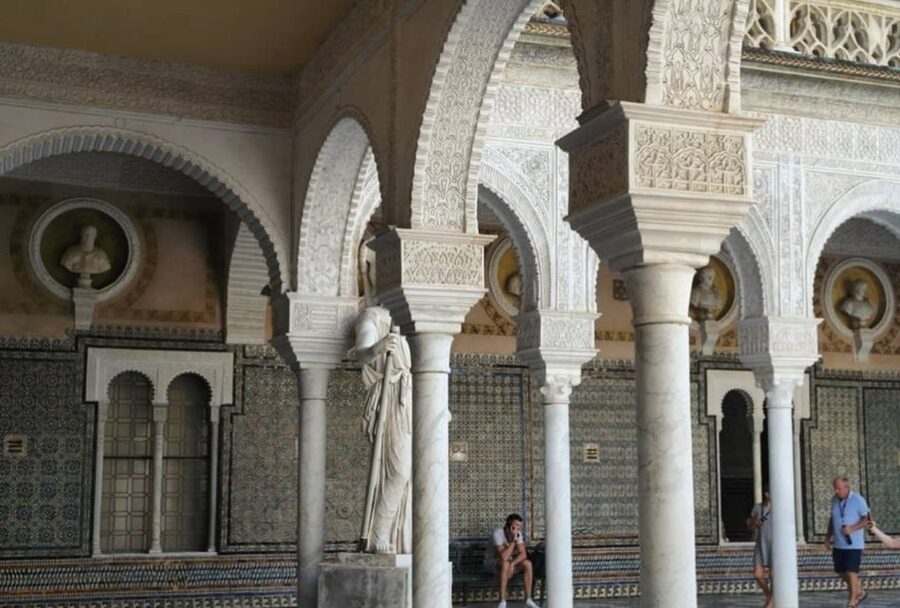 Seville: Casa de Pilatos and Condesa de Lebrija Palace Tour - Meeting in Seville: pickup at your hotel or the Giralda foot, plus the 138-minute rhythm