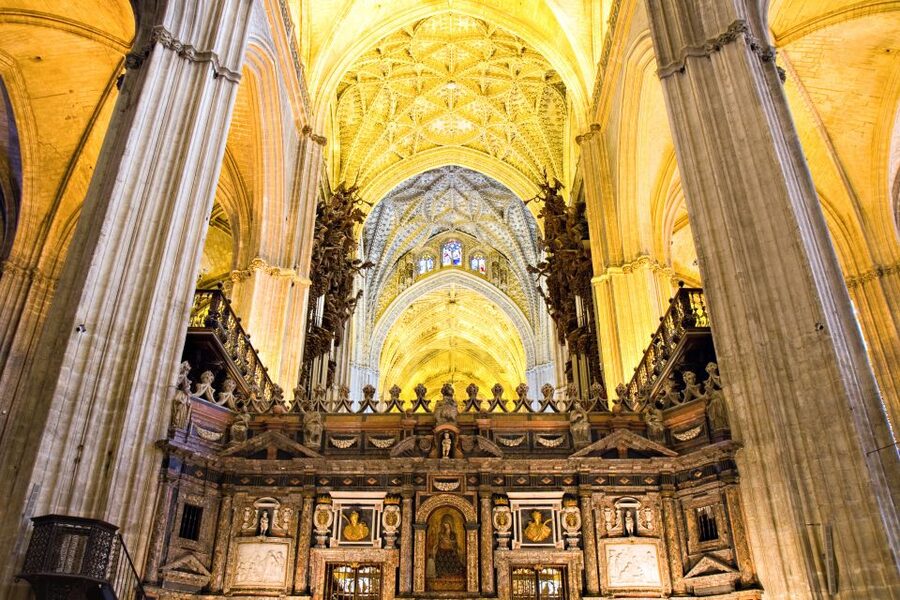 Seville: Cathedral and Alcázar Guided Tour - How the shared or private format changes the vibe