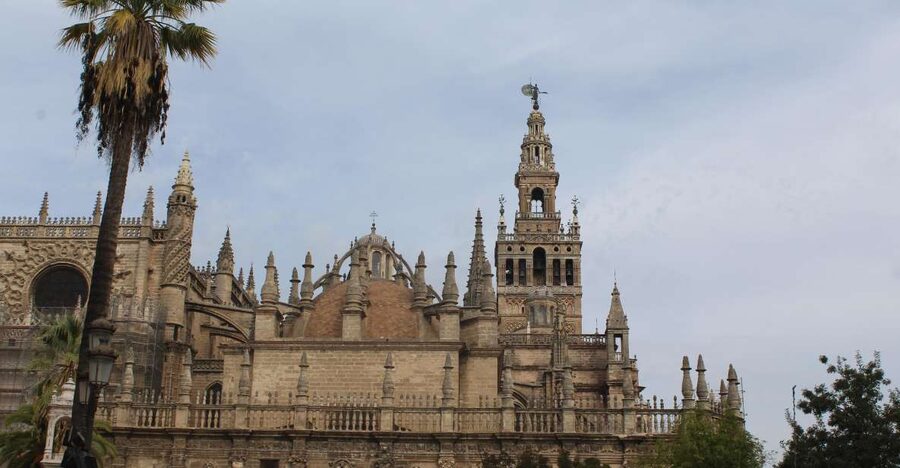 Seville: Cathedral and Giralda Skip-the-line Guided Tour - Seville Cathedral: Gothic Scale With a Clear Point of View