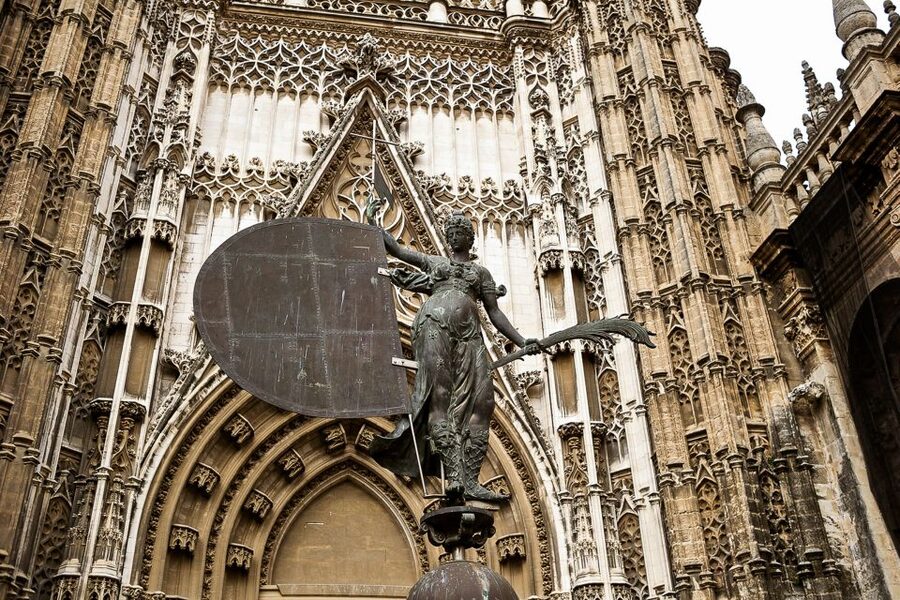 Seville: Cathedral and La Giralda Entry Ticket - Finding El Giraldillo and reading the cathedral’s symbols
