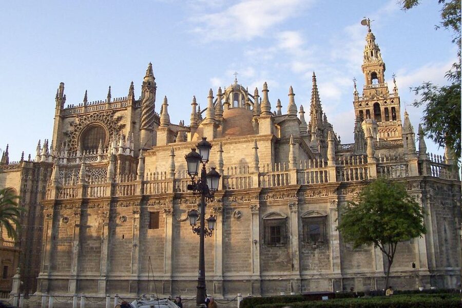 Seville: Cathedral, Giralda & Alcazar Entry With Guided Tour - Who this tour suits best