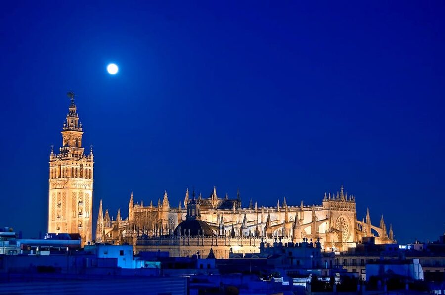 Seville: Cathedral of Seville Guided Night Tour & Light Show - The 2-Hour Timing, and What Actually Happens Inside