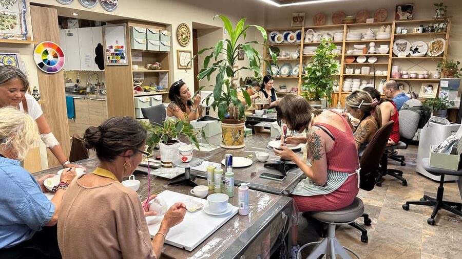 Seville: Ceramic painting workshop - Where You Start: Local Arte y Pureza, Near Esperanza de Triana