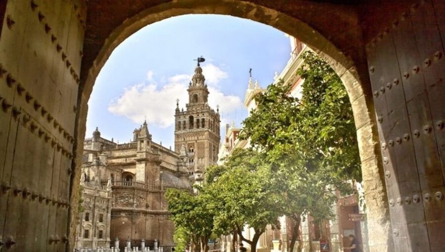 Seville: City of Queens, Nuns, Sex Work & Witches - Where you meet, how long you walk, and how the pace feels