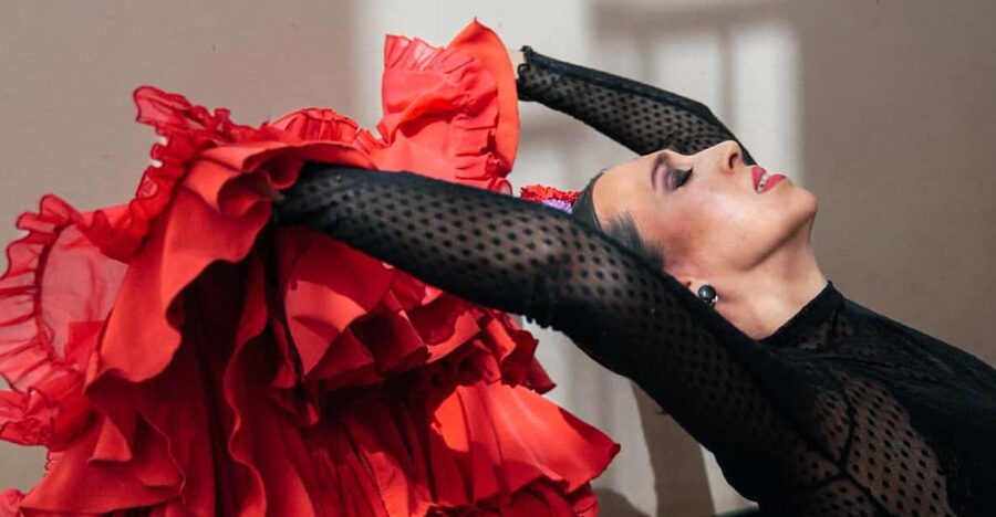 Seville: Enjoy a class of approach to flamenco - The one-hour flow: from palm touches to full rhythm