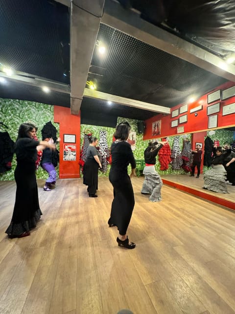Seville: Enjoy a class of approach to flamenco - Tango foundations: the “letter for tangos” part