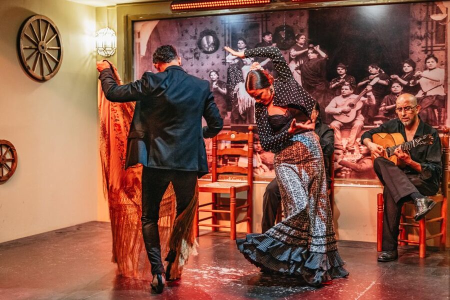 Seville: Flamenco Show with Andalusian Dinner at La Cantaora - How the show unfolds in an hour, and when to arrive