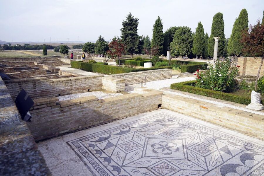 Seville: Game of Thrones and Roman Empire Italica Tour - Domus Exedra and Domus de Neptuno: houses that explain status