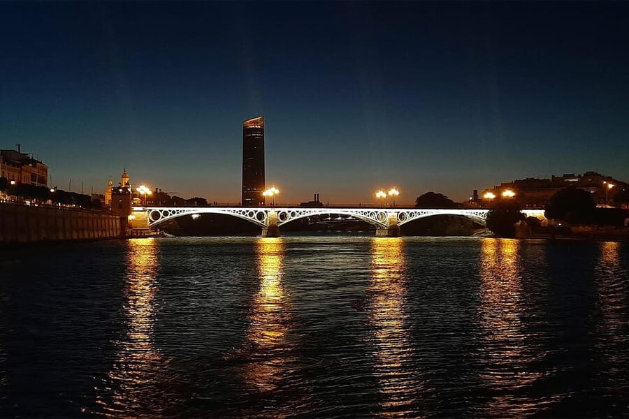 Seville: Guadalquivir Boat Tour with Optional Lunch/Dinner - Shore Glimpses and How the Stops Feel in Real Time
