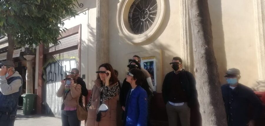 Seville: Guided City Walking Tour with 3D contents - What equipment includes, and how it changes your attention