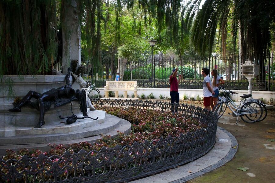 Seville: Guided Sunset Bike Tour - Neighborhood flavor: beyond the monuments into Santa Cruz and Triana