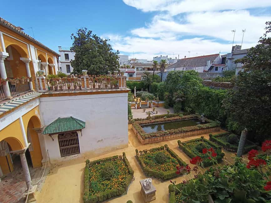 Seville: Guided visit of the Casa de Pilatos with entrance tickets - 90 Minutes to See a Sevillian Palace, Without the Guesswork