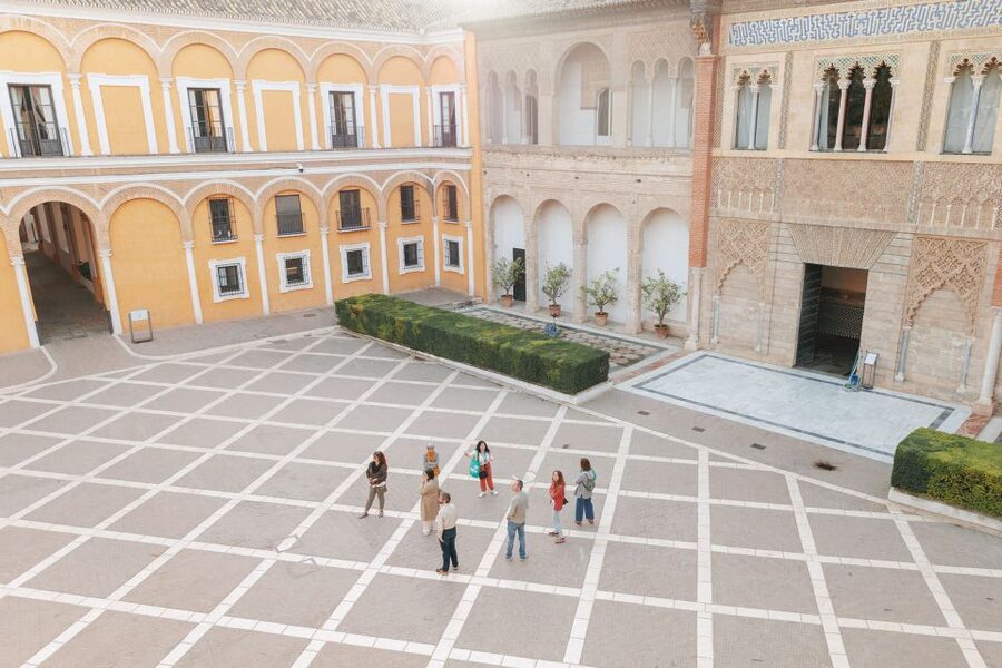 Seville: Guided Walking Tour with Alcazar & Cathedral Access - Plaza del Triunfo meetup and how the 4-hour plan works