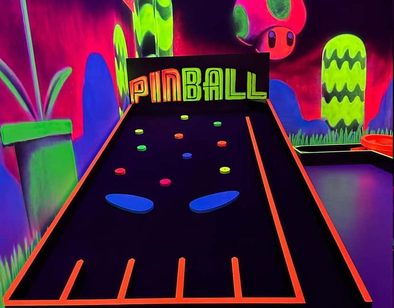 Seville: Indoor UV 18 hole Minigolf Experience - The atmosphere: UV neon effects and that indoor, rain-proof advantage