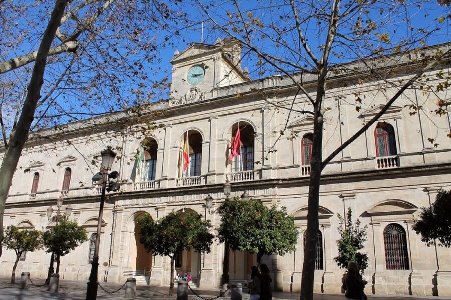 Seville: Paranormal Walking Tour in Spanish - The 2-hour walk through Seville’s historic streets, stop by stop