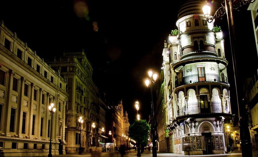 Seville: Paranormal Walking Tour in Spanish - Price and value: $14 for a multimedia night walk