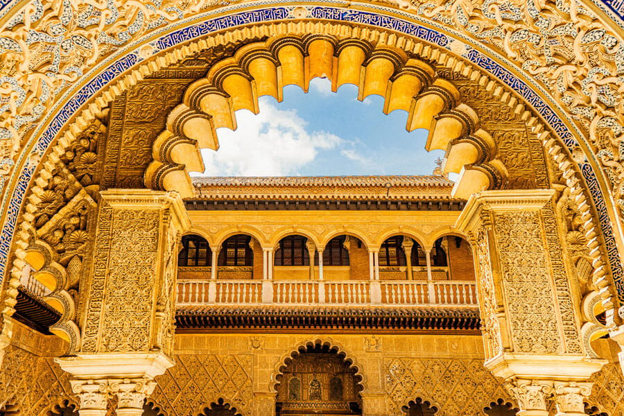 Seville: Priority Access Cathedral, Giralda & Alcázar Tour - Seville Cathedral interior: the largest Gothic cathedral you can feel