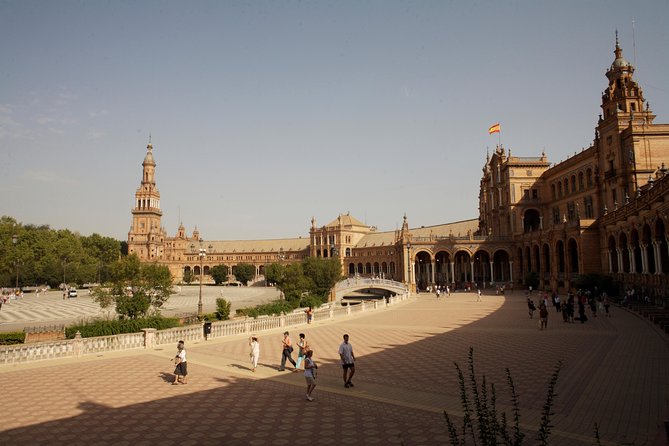 Seville Private Walking Tour with Alcazar & Cathedral Tickets - Stop 2: Santa Cruz, the Jewish quarter turned romantic maze
