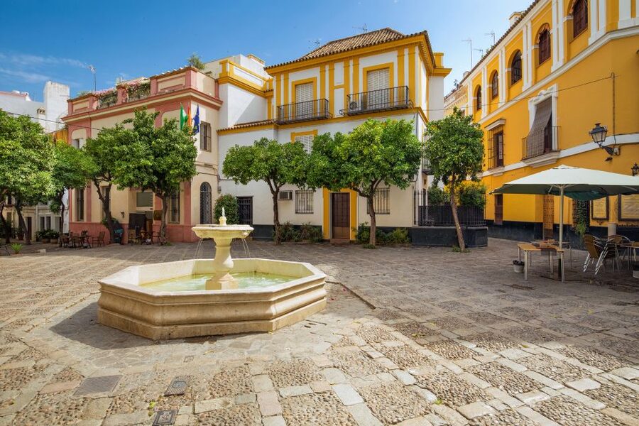 Seville: Relaxing City Bike Tour with a Tour Guide - Barrio Santa Cruz: the old-town ride you actually enjoy