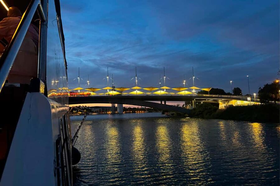 Seville: Restaurant boat ride on the Guadalquivir River with lunch/dinner - Onboard Comfort and Service: What the Boat Does Well