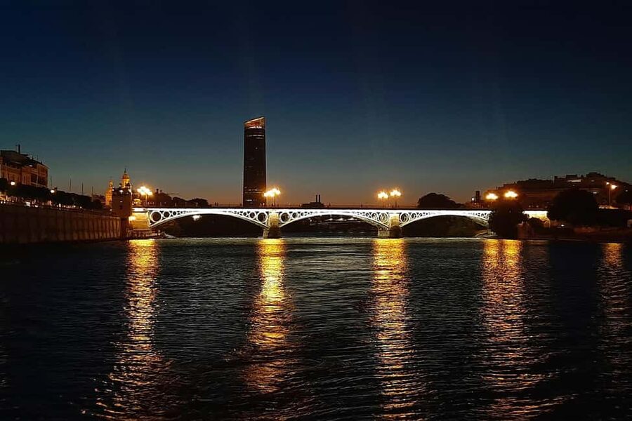 Seville: Restaurant boat ride on the Guadalquivir River with lunch/dinner - Who This Tour Suits Best (And Who Should Skip It)