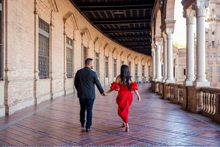Seville: Romantic photoshoot for Couples - How a “romantic couples” shoot works in real life