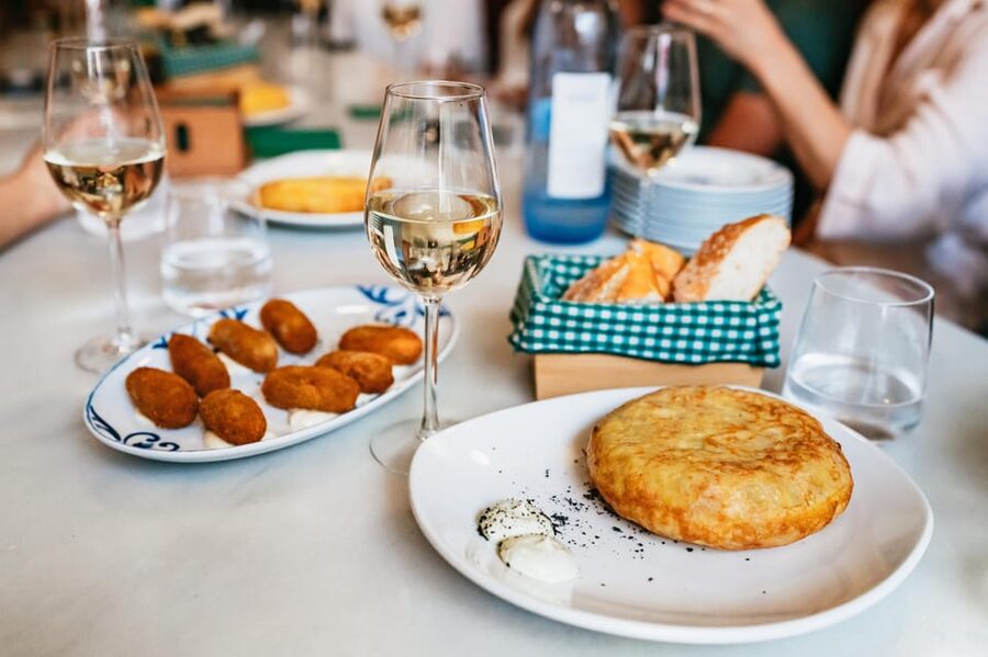 Seville: Tapas, Taverns and History Guided Walking Tour - Stop 3 at Bodeguita Antonio Romero Arfe: four shared plates and manzanilla sherry