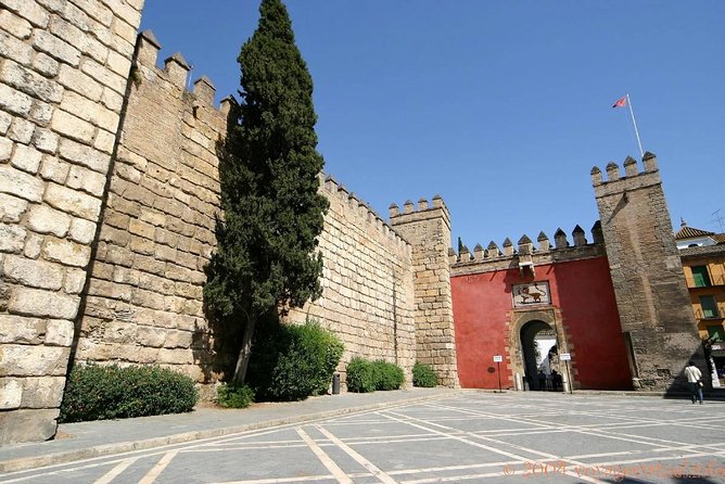Seville Tour with Alcazar, Cathedral and Giralda from Granada - Old streets, the Jewish quarter, and a calm break in squares
