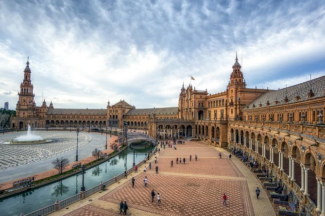 Seville Tour with Alcazar, Cathedral and Giralda from Granada - Food and drinks: what’s not included, and how to handle lunch