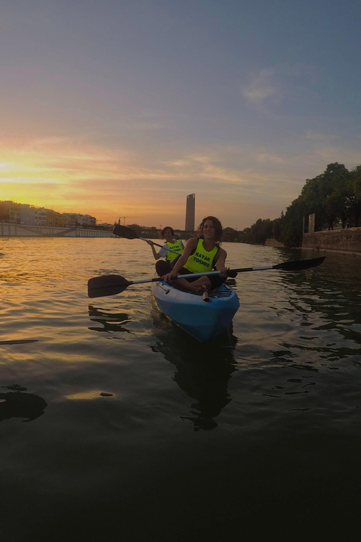 Sunset Kayak: Historic Seville, Triana and La Cartuja - The ride pattern: short kayak segments, frequent photo stops