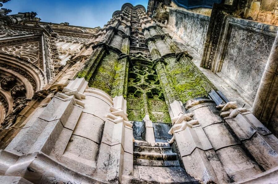 Tour Sevilla de las 3 Culturas - Walking to El Arenal and down toward Torre del Oro